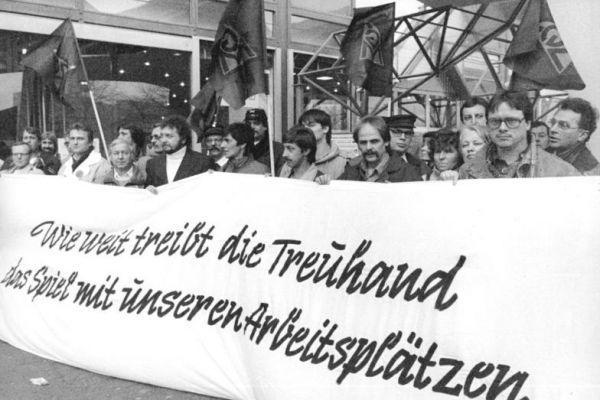 bundesarchiv-bild-183-1990-1219-006-berlin-stahlwerker-protestieren-vor-treuhandanstalt4DF42668-89FF-5703-970C-2CFE476848AA.jpg