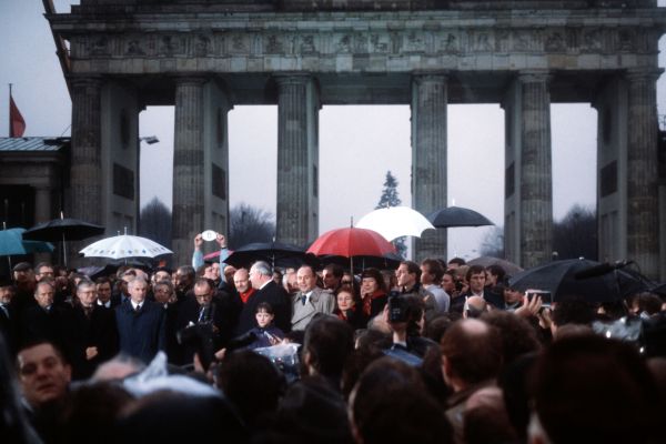 politicians-at-brandenburg-gate-opening-1989DDF8A0EB-E97A-C5CA-99C4-F5BCE2A9EA76.jpg