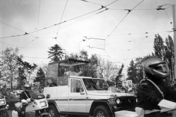 crowds-of-thousand-people-welcomed-pope-jan-pawel-ii-during-his-first-visit-to-czechoslovakia-in-april-1990B97EB34A-6E77-7204-6184-EBDF7EA273FD.jpg