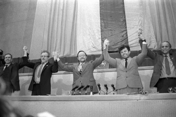 leaders-of-the-supreme-council-of-lithuania-on-11-march-19901107486A-E302-E2FC-ED5A-8DF2C2498E04.jpg