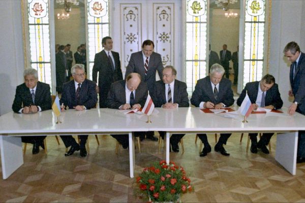 rian-archive-848095-signing-the-agreement-to-eliminate-the-ussr-and-establish-the-commonwealth-of-independent-states8B880EEA-1168-3E2A-01C3-89CD917E05DA.jpg